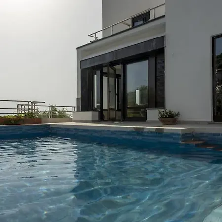 Silvana Villa *